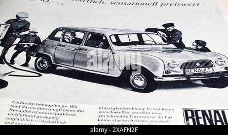 Viersen, Deutschland - 9. Mai. 2024: Alte deutsche Retro-Zeitschrift Renault R4 Autowerbung aus dem Jahr 1963 Stockfoto