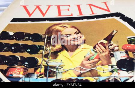 Viersen, Deutschland - 9. Mai. 2024: Alte deutsche Retro-Werbung für deutschen Wein von 1963 Stockfoto