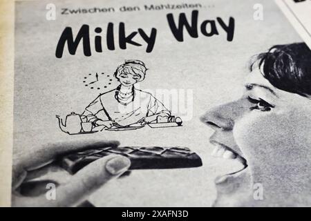 Viersen, Deutschland - 9. Mai. 2024: Altes Retro-Magazin Milchstraße Schokoladenwerbung von 1964 Stockfoto