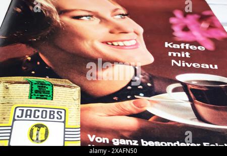 Viersen, Deutschland - 9. Mai. 2024: Alte deutsche Retro-Zeitschrift Jacobs Coffee Advertising von 1964 Stockfoto