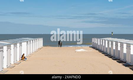 Knokke Heist, Flämische Region - Belgien - 04 03 2021 Weiße Strandhütten in einer Reihe am Sandstrand in der Nebensaison Stockfoto