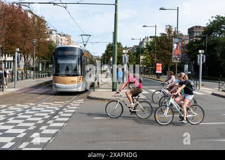 Etterbeek, Region Brüssel-Hauptstadt, Belgien, 22. September 2020 - Menschen, die am Kreuz Arsenal warten, mit der Straßenbahn vorbeifahren Stockfoto