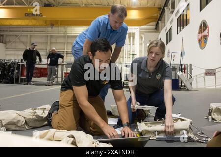 Hawthorne, Kalifornien, USA. November 2023. Die NASA-Astronauten Nick Hague und Zena Cardman, unterstützt von einem Techniker (im Vordergrund), überprüfen die Ausrüstung für den Raumgang im Neutral Booyancy Laboratory im Johnson Space Center der NASA in Houston, Texas, für die SpaceX Crew-9-Mission zur Internationalen Raumstation. (Kreditbild: © Bill Stafford/NASA/ZUMA Press Wire) NUR REDAKTIONELLE VERWENDUNG! Nicht für kommerzielle ZWECKE! Stockfoto