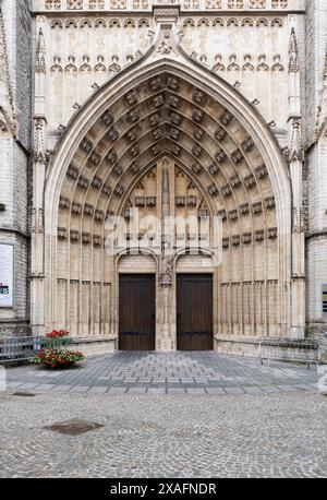 Kortrijk, Westflämische Region, Belgien, 13. Juli 2021 - ein gewölbtes zentrales Portal der katholischen Kirche St. Martin Stockfoto