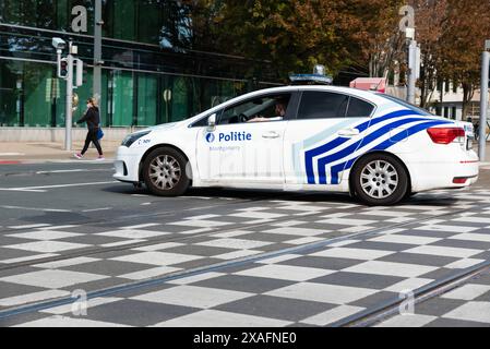 Etterbeek, Region Brüssel-Hauptstadt, Belgien - Polizeipatrouillenwagen während des autofreien sonntags am Kreuz Arsenal Stockfoto