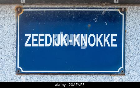 Knokke Heist, Flämische Region - Belgien - 04 03 2021 - Zeichen des Deiches und der Promenade am Strand Stockfoto