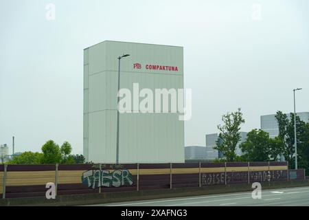 Gent, Belgien - 22. Mai 2023: Ein weißes Gebäude mit PBB CompacTuna-Schildern in roten Buchstaben in einer städtischen Landschaft. Das Gebäude scheint es zu sein Stockfoto