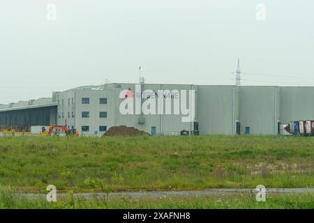 Gent, Belgien - 22. Mai 2023: An bewölkten Tagen wird ein Industriegebäude mit einem großen Schild mit der Aufschrift Katoen Natie gesehen. Stockfoto