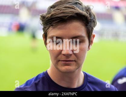 Anderlecht, Brüssel - 28. August 2021 - Spieler Lauren Huys unterzeichnet und begrüßt die Fans nach dem Po I Spiel RSCA-Charleroi Stockfoto