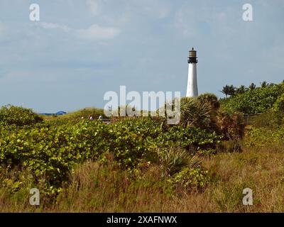 Miami, Florida, USA - 7. April 2024: Weitaufnahme des Leuchtturms Key Biscayne im Bill Baggs Cape Florida State Park. Nur für redaktionelle Zwecke Stockfoto