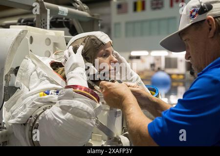 Hawthorne, Kalifornien, USA. November 2023. NASA-Astronautin Zena Cardman trainiert mit Hilfe eines Technikers für einen Raumspaziergang im Neutral Booyancy Laboratory im Johnson Space Center der NASA in Houston, Texas, für die SpaceX Crew-9-Mission zur Internationalen Raumstation. (Kreditbild: © Bill Stafford/NASA/ZUMA Press Wire) NUR REDAKTIONELLE VERWENDUNG! Nicht für kommerzielle ZWECKE! Stockfoto