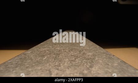 MDF-Holzplatte, Nahaufnahme, Möbelproduktion. Brauner Holzhintergrund. Textur verschiedener Holzarten, Nahaufnahme. Hintergrund mit Holzmuster des Hauses. Stockfoto