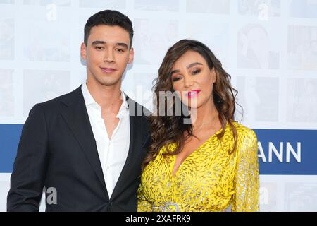 Verona Pooth und ihr Sohn San Diego Pooth bei der Bertelsmann Party am 6.06.2024 in Berlin Stockfoto