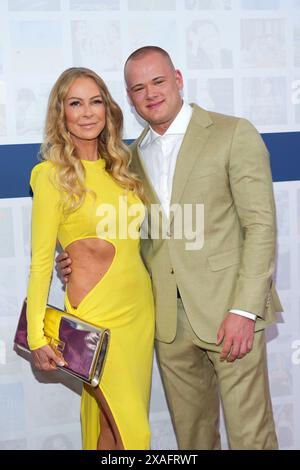 Jenny Elvers und ihr Sohn Paul Jolig bei der Bertelsmann Party am 6.06.2024 in Berlin Stockfoto