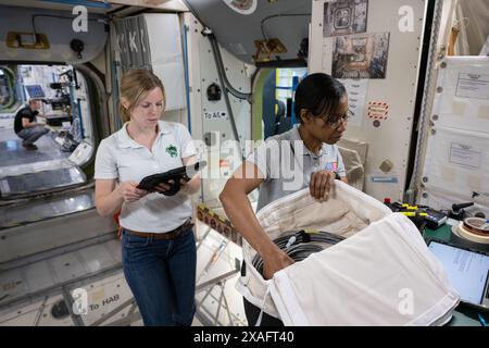 Hawthorne, Kalifornien, USA. November 2023. (Von links) die NASA-Astronauten Zena Cardman und Stephanie Wilson trainieren in der Space Vehicle Mockup Facility im Johnson Space Center der NASA in Houston, Texas, für die SpaceX Crew-9-Mission zur Internationalen Raumstation. (Kreditbild: © James Blair/NASA/ZUMA Press Wire) NUR REDAKTIONELLE VERWENDUNG! Nicht für kommerzielle ZWECKE! Stockfoto