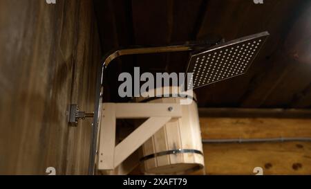 Dusche ohne Personen im Holzstil. Dusche in der Sauna ohne Personen, Nahaufnahme. Stockfoto