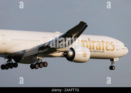 Die Boeing 777-31HER B77W der Fluglinie Emirates EK / VAE mit der Registrierung A6-EGM MSN: 41073 landet am Flughafen Hamburg Airport EDDH/HAM. Hamburg Deutschland *** die Boeing 777 31H er B77W von Emirates EK VAE mit der Registrierung A6 EGM MSN 41073 landet am Flughafen Hamburg Hamburg Hamburg Deutschland Stockfoto