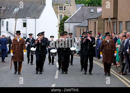 Hawick, UK, 06th June 2024: The Drums and Fifes Band begleitet von Halberdiers zu Beginn der Night Afore Zeremonien. Hawick Common Riding ist das erste der jährlichen Grenzveranstaltungen und feiert die Gefangennahme einer englischen Flagge von einer Raiding Party im Jahr 1514 durch die Jugend von Hawick in Hornshole und den alten Brauch, auf den Märschen oder Grenzen des gemeinsamen Landes zu reiten. Hawick Common Riding Principals 2024 Cornet Ryan Nichol Cornets Lass, Kirsty McAllan Euan E. Robson, (Cornet 2023), rechts. Greig Middlemass, (Cornet 2022), Linksmann. Vater, Shane Coltman. Handelnde Mutter, Stockfoto