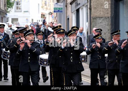 Hawick, UK, 06th June 2024: The Drums and Fifes Band begleitet von Halberdiers zu Beginn der Night Afore Zeremonien. Hawick Common Riding ist das erste der jährlichen Grenzveranstaltungen und feiert die Gefangennahme einer englischen Flagge von einer Raiding Party im Jahr 1514 durch die Jugend von Hawick in Hornshole und den alten Brauch, auf den Märschen oder Grenzen des gemeinsamen Landes zu reiten. Hawick Common Riding Principals 2024 Cornet Ryan Nichol Cornets Lass, Kirsty McAllan Euan E. Robson, (Cornet 2023), rechts. Greig Middlemass, (Cornet 2022), Linksmann. Vater, Shane Coltman. Handelnde Mutter, Stockfoto