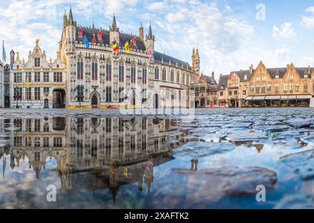 Burgplatz mit Rathaus und Basilika des Heiligen Blutes in Brügge, Belgien Stockfoto