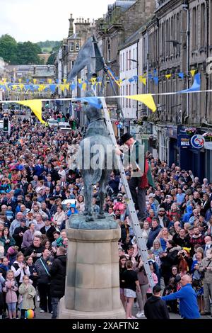 Hawick, Großbritannien, 6. Juni 2024: Kornett Ryan Nichol trägt seine rote Schärpe und grüne Jacke Krawatten blau und gelb zum Horse Memorial. Hawick Common Riding ist das erste der jährlichen Grenzveranstaltungen und feiert die Gefangennahme einer englischen Flagge von einer Raiding Party im Jahr 1514 durch die Jugend von Hawick in Hornshole und den alten Brauch, auf den Märschen oder Grenzen des gemeinsamen Landes zu reiten. Hawick Common Riding Principals 2024 Cornet Ryan Nichol Cornets Lass, Kirsty McAllan Euan E. Robson, (Cornet 2023), rechts. Greig Middlemass, (Cornet 2022), Linksmann. Vater, Shane Coltman Stockfoto