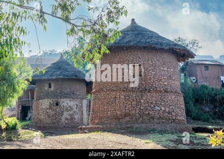 Traditionelles äthiopisches Dorf mit runden Häusern aus Strohdach, Lalibela, Region Amhara, Äthiopien. Stockfoto