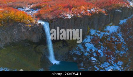 Drohnenaufnahme des Caño-Wasserfalls. Caviahue, Patagonien, Argentinien Stockfoto