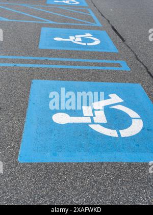 Behindertenparkplätze auf einem Home Depot-Parkplatz Stockfoto