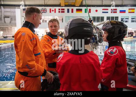 Hawthorne, Kalifornien, USA. November 2023. (Von links) NASA-Astronaut Nick Hague, Roscosmos-Kosmonaut Aleksandr Gorbunov und die NASA-Astronauten Stephanie Wilson und Zena Cardman nehmen am Survival-Training der Crew im Neutral Booyancy Laboratory im Johnson Space Center der NASA in Houston, Texas, Teil, um die SpaceX Crew-9-Mission zur Internationalen Raumstation zu absolvieren. (Kreditbild: © Robert Markowitz/NASA/ZUMA Press Wire) NUR REDAKTIONELLE VERWENDUNG! Nicht für kommerzielle ZWECKE! Stockfoto