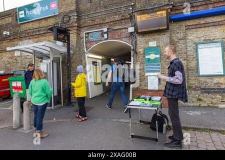 Brighton, Großbritannien. Juni 2024. Freiwillige werben für Unterstützung für Sian Berry, Kandidat des Grünen Parlaments für Brighton Pavilion, vor dem Bahnhof Preston Park. Der ehemalige Ko-Vorsitzende der Grünen erhofft sich, als Nachfolger von Caroline Lucas gewählt zu werden, die jetzt zurückgetreten ist, bei den Parlamentswahlen am 4. Juli. Die Green Party hält seit 2010 den Brighton Pavilion ab. Quelle: Mark Kerrison/Alamy Live News Stockfoto