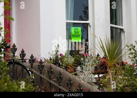 Brighton, Großbritannien. Juni 2024. Ein Vote-Sian-Berry-Poster ist im Fenster eines Hauses im Wahlkreis Brighton Pavilion abgebildet. Der Kandidat der Grünen, Sian Berry, ehemaliger Ko-Vorsitzender der Grünen, hofft, bei den Parlamentswahlen am 4. Juli als Nachfolger von Caroline Lucas gewählt zu werden, die jetzt zurückgetreten ist. Die Green Party hält seit 2010 den Brighton Pavilion ab. Quelle: Mark Kerrison/Alamy Live News Stockfoto