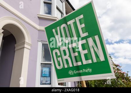 Brighton, Großbritannien. Juni 2024. Vor einem Haus im Wahlkreis Brighton Pavilion ist ein Vote Green Plakat angebracht. Der Kandidat der Grünen, Sian Berry, ehemaliger Ko-Vorsitzender der Grünen, hofft, bei den Parlamentswahlen am 4. Juli als Nachfolger von Caroline Lucas gewählt zu werden, die jetzt zurückgetreten ist. Die Green Party hält seit 2010 den Brighton Pavilion ab. Quelle: Mark Kerrison/Alamy Live News Stockfoto