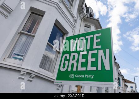 Brighton, Großbritannien. Juni 2024. Vor einem Haus im Wahlkreis Brighton Pavilion ist ein Vote Green Plakat angebracht. Der Kandidat der Grünen, Sian Berry, ehemaliger Ko-Vorsitzender der Grünen, hofft, bei den Parlamentswahlen am 4. Juli als Nachfolger von Caroline Lucas gewählt zu werden, die jetzt zurückgetreten ist. Die Green Party hält seit 2010 den Brighton Pavilion ab. Quelle: Mark Kerrison/Alamy Live News Stockfoto