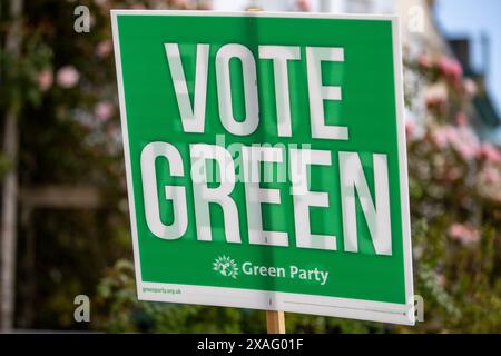 Brighton, Großbritannien. Juni 2024. Vor einem Haus im Wahlkreis Brighton Pavilion ist ein Vote Green Plakat angebracht. Der Kandidat der Grünen, Sian Berry, ehemaliger Ko-Vorsitzender der Grünen, hofft, bei den Parlamentswahlen am 4. Juli als Nachfolger von Caroline Lucas gewählt zu werden, die jetzt zurückgetreten ist. Die Green Party hält seit 2010 den Brighton Pavilion ab. Quelle: Mark Kerrison/Alamy Live News Stockfoto