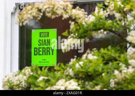 Brighton, Großbritannien. Juni 2024. Ein Vote-Sian-Berry-Poster ist im Fenster eines Hauses im Wahlkreis Brighton Pavilion abgebildet. Der Kandidat der Grünen, Sian Berry, ehemaliger Ko-Vorsitzender der Grünen, hofft, bei den Parlamentswahlen am 4. Juli als Nachfolger von Caroline Lucas gewählt zu werden, die jetzt zurückgetreten ist. Die Green Party hält seit 2010 den Brighton Pavilion ab. Quelle: Mark Kerrison/Alamy Live News Stockfoto