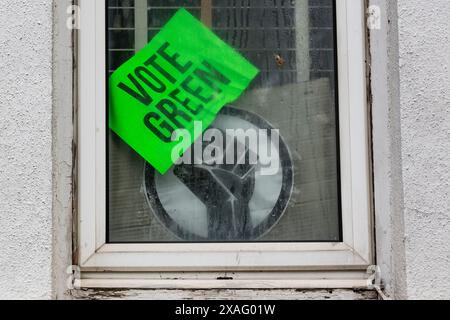 Brighton, Großbritannien. Juni 2024. Ein Vote Green Poster ist im Fenster eines Hauses im Wahlkreis Brighton Pavilion ausgestellt. Der Kandidat der Grünen, Sian Berry, ehemaliger Ko-Vorsitzender der Grünen, hofft, bei den Parlamentswahlen am 4. Juli als Nachfolger von Caroline Lucas gewählt zu werden, die jetzt zurückgetreten ist. Die Green Party hält seit 2010 den Brighton Pavilion ab. Quelle: Mark Kerrison/Alamy Live News Stockfoto