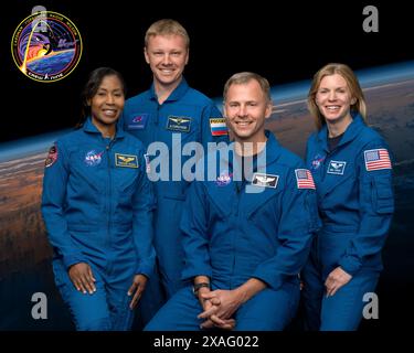 Hawthorne, Kalifornien, USA. Oktober 2023. Das offizielle Porträt der SpaceX Crew-9 der NASA, die frühestens im August 2024 auf die Internationale Raumstation startete. Von links sind NASA-Missionsspezialist Stephanie Wilson, Roscosmos-Missionsspezialist Aleksandr Gorbunov, NASA-Pilot Nick Hague und NASA-Kommandeur Zena Cardman. (Kreditbild: © NASA/ZUMA Press Wire) NUR REDAKTIONELLE VERWENDUNG! Nicht für kommerzielle ZWECKE! Stockfoto