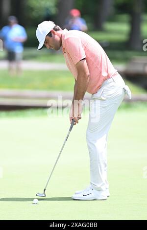 Dublin, Ohio, USA. Juni 2024. Scottie Scheffler (USA) ist in der ersten Runde beim Memorial Tournament in Dublin, Ohio, auf das 9. Loch gestoßen. Brent Clark/Cal Sport Media/Alamy Live News Stockfoto