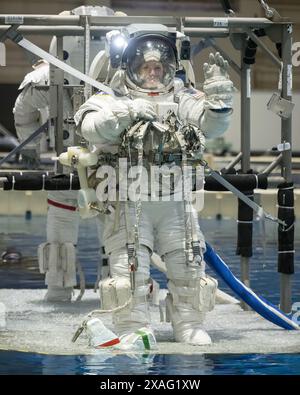 Hawthorne, Kalifornien, USA. November 2023. NASA-Astronautin Zena Cardman trainiert für einen Raumspaziergang im Neutral Booyancy Laboratory im Johnson Space Center der NASA in Houston, Texas, für die SpaceX Crew-9-Mission zur Internationalen Raumstation. (Kreditbild: © Bill Stafford/NASA/ZUMA Press Wire) NUR REDAKTIONELLE VERWENDUNG! Nicht für kommerzielle ZWECKE! Stockfoto