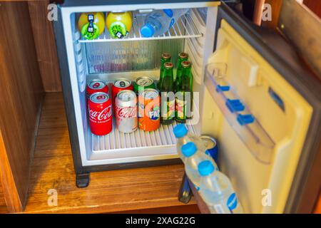 Nahansicht einer offenen Minibar mit verschiedenen Erfrischungen im Hotelzimmer. Cancun. Mexiko. Stockfoto