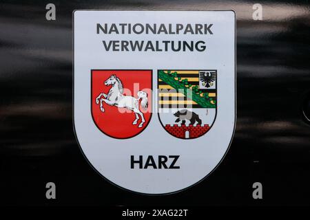 Bad Harzburg, Deutschland. Juni 2024. Blick auf das Logo des Nationalparks Harz. Ein junger Luchs ist im Gehege der Rabenklippen angekommen. Der Luchs aus Nürnberg ist Teil eines Wiederansiedlungsprogramms, um Nachkommen im Gehege zu sichern. Kurz nach der Ankunft am Gehege gelang es dem Luchs, über einen 4,5 Meter hohen Zaun zu entkommen. Das Tier wurde erst in den späten Abendstunden wieder gefangen. Quelle: Matthias Bein/dpa/Alamy Live News Stockfoto