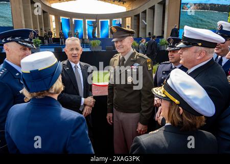 Colleville-sur-Mer, Frankreich. Juni 2024. Der amerikanische Schauspieler und Regisseur Tom Hanks, 2. Rechts, plaudert mit den USA Die Leiter des Militärdienstes während einer Veranstaltung auf dem amerikanischen Friedhof der Normandie am 6. Juni 2024 in Colleville-sur-Mer, Frankreich. Von links: Kommandant der Küstenwache ADM Linda Fagan, Stabschef der Luftwaffe General David Allvin, Tom Hanks, Stabschef General Randy George, Chief Space Force Operations General Chance Saltzman, Master Chief Petty Officer der Marine James Honea und Chief Naval Operations ADM Lisa Franchetti. Quelle: MCS Amanda Gray/US Navy Photo/Alamy Live News Stockfoto