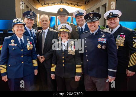 Colleville-sur-Mer, Frankreich. Juni 2024. Der amerikanische Schauspieler und Regisseur Tom Hanks, 3. Rechts, posiert mit den USA Die Leiter des Militärdienstes während einer Veranstaltung auf dem amerikanischen Friedhof der Normandie am 6. Juni 2024 in Colleville-sur-Mer, Frankreich. Von links: Kommandant der Küstenwache ADM. Linda Fagan, Stabschef der Luftwaffe General David Allvin, Tom Hanks, Chief Naval Operations ADM. Lisa Franchetti, Stabschef der Armee General Randy George, Vice Chairman Joint Chiefs ADM. Christopher Grady, Chief Space Force Operations General. Chance Saltzman, und Master Chief Petty Officer der Marine James Honea. Gutschrift: M Stockfoto