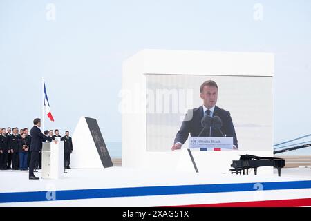 Omaha Beach, Frankreich. 30. Mai 2024. Der französische Präsident Emmanuel Macron nimmt am 6. Juni 2024 im Rahmen des 80. Jahrestages des „D-Day“ in Omaha Beach, Normandie, Frankreich, an der internationalen Zeremonie zum Jahrestag des „D-Day“ Teil. Foto von David NIVIERE. Quelle: Abaca Press/Alamy Live News Stockfoto
