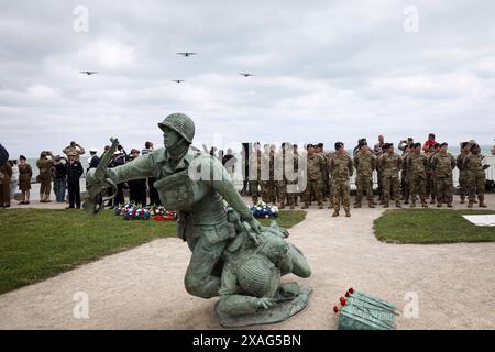 4. Juni 2024 - Verville-sur-Mer, Calvados, Frankreich - Armeegeneral Daniel Hokanson, Chef des Büros der Nationalgarde, schließt sich den alliierten Partnern an einer gemeinsamen Zeremonie am Denkmal der Nationalgarde in Verville-sur-Mer, Normandie, Frankreich, 4. Juni, an. 2024 zu Ehren der 29. Infanteriedivision der Virginia Army National Guard und der britischen und französischen Soldaten, die im Zweiten Weltkrieg kämpften (Credit Image: © Zach Sheely/U.S.) Army/ZUMA Press Wire) NUR REDAKTIONELLE VERWENDUNG! Nicht für kommerzielle ZWECKE! Stockfoto