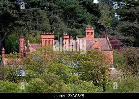 Dublin, Irland 06, Juni 2024, Red Sutton Castle oder Sutton House im viktorianischen Tudor-Stil an der Südküste von Howth Head auf der Halbinsel Howth, Stockfoto