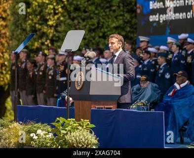 Colleville-sur-Mer, Frankreich. Juni 2024. Der französische Präsident Emmanuel Macron hält während des 80. Jahrestages des Zweiten Weltkriegs auf dem amerikanischen Friedhof der Normandie am 6. Juni 2024 in Colleville-sur-Mer, Frankreich, eine Rede. Quelle: 1. Lieutenant Katherine Sibilla/US Army Photo/Alamy Live News Stockfoto