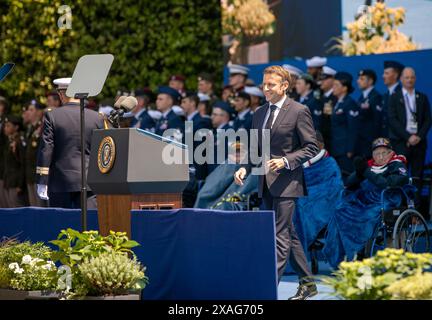 Colleville-sur-Mer, Frankreich. Juni 2024. Der französische Präsident Emmanuel Macron geht auf das Podium, um während des 80. Jahrestages des Zweiten Weltkriegs am 6. Juni 2024 auf dem amerikanischen Friedhof der Normandie in Colleville-sur-Mer, Frankreich, eine Rede zu halten. Quelle: 1. Lieutenant Katherine Sibilla/US Army Photo/Alamy Live News Stockfoto