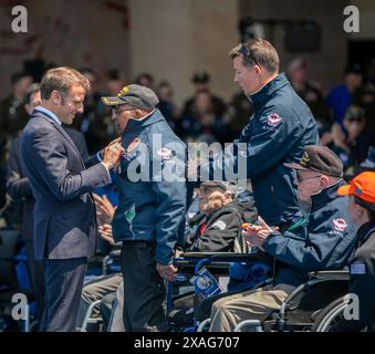 Colleville-sur-Mer, Frankreich. Juni 2024. Der französische Präsident Emmanuel Macron, links, überreicht die französische Ehrenlegion Richard Stewart, einem Veteranen des Zweiten Weltkriegs, während des 80. Jahrestages des D-Day auf dem amerikanischen Friedhof der Normandie am 6. Juni 2024 in Colleville-sur-Mer, Frankreich. Quelle: 1. Lieutenant Katherine Sibilla/US Army Photo/Alamy Live News Stockfoto