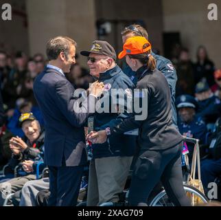 Colleville-sur-Mer, Frankreich. Juni 2024. Der französische Präsident Emmanuel Macron, links, überreicht die französische Ehrenlegion John Kinyon, einem Veteranen des Zweiten Weltkriegs, während des 80. Jahrestages des D-Day auf dem amerikanischen Friedhof der Normandie am 6. Juni 2024 in Colleville-sur-Mer, Frankreich. Quelle: 1. Lieutenant Katherine Sibilla/US Army Photo/Alamy Live News Stockfoto